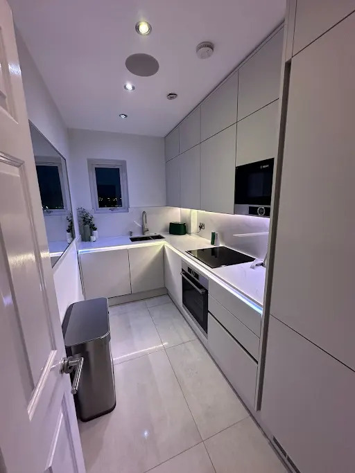 Handleless matt white kitchen